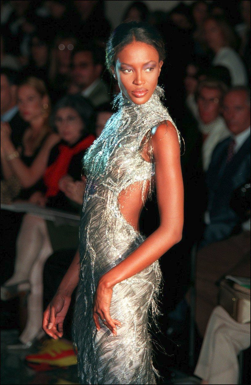 1998 - Naomi Campbell v šatech od Versace