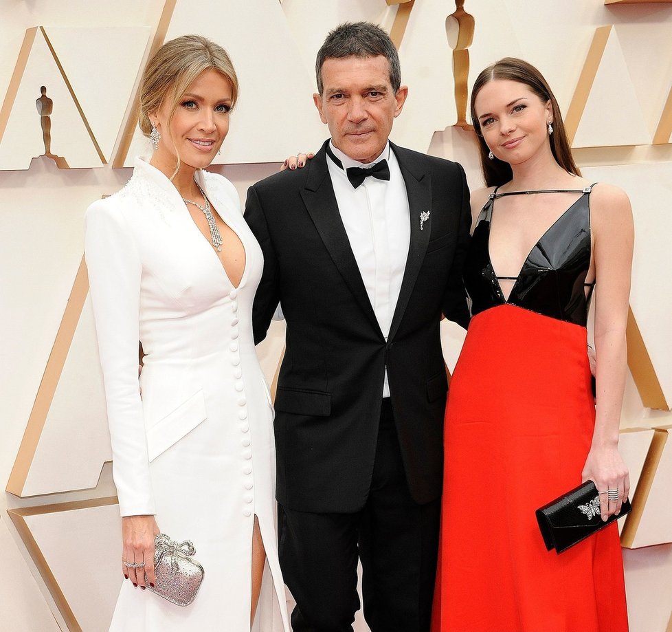 Herec Antonio Banderas vyvedl na udílení cen Oscar 2020 partnerku Nicole Kimpel a dceru Stellu.