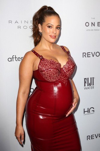 Těhotná modelka Ashley Graham předvedla na Fashion Media Awards v New Yorku netradiční těhotenské latexové šaty