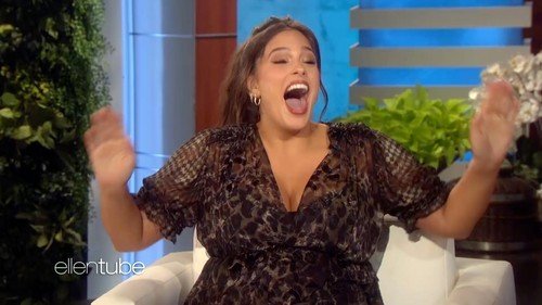 Ashley Graham se objevila v Ellen DeGenerestalk a prozradila, že čeká syna