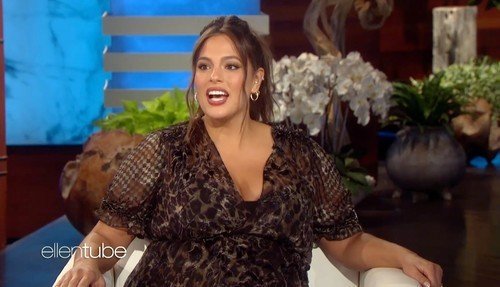 Ashley Graham se objevila v Ellen DeGenerestalk a prozradila, že čeká syna