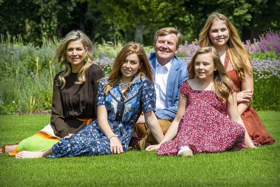 Letní focení krále Willema-Alexandra a královny Maximy a princezny Amálie, princezny Ariane a princezny Alexie v zahradě jejich nového domova Palace Huis Ten Bosch v holandském Hagu 19. července 2019.