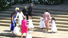 Družičky a mládenci přijíždějí na svatbu Meghan a Harryho