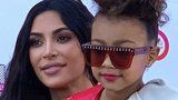 Kim Kardashian dovolila pětileté dceři rtěnku, Angelina Jolie vzala děti na brusle