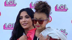 Kim Kardashian přivedla svoji dceru North na akci LOL Kids Fashion show. Pro pětiletou North to byla první módní přehlídka, na které se prošla po mole jako modelka. Pro tuto příležitost jí slavná maminka dovolila červenou rtěnku.