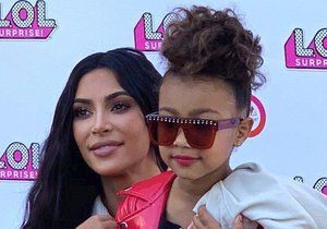 Kim Kardashian přivedla svoji dceru North na akci LOL Kids Fashion show. Pro pětiletou North to byla první módní přehlídka, na které se prošla po mole jako modelka. Pro tuto příležitost jí slavná maminka dovolila červenou rtěnku.