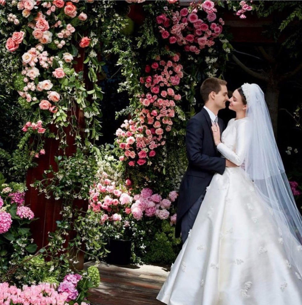 Miranda Kerr se vdala roku 2017 v saténových šatech s květinovou aplikací.