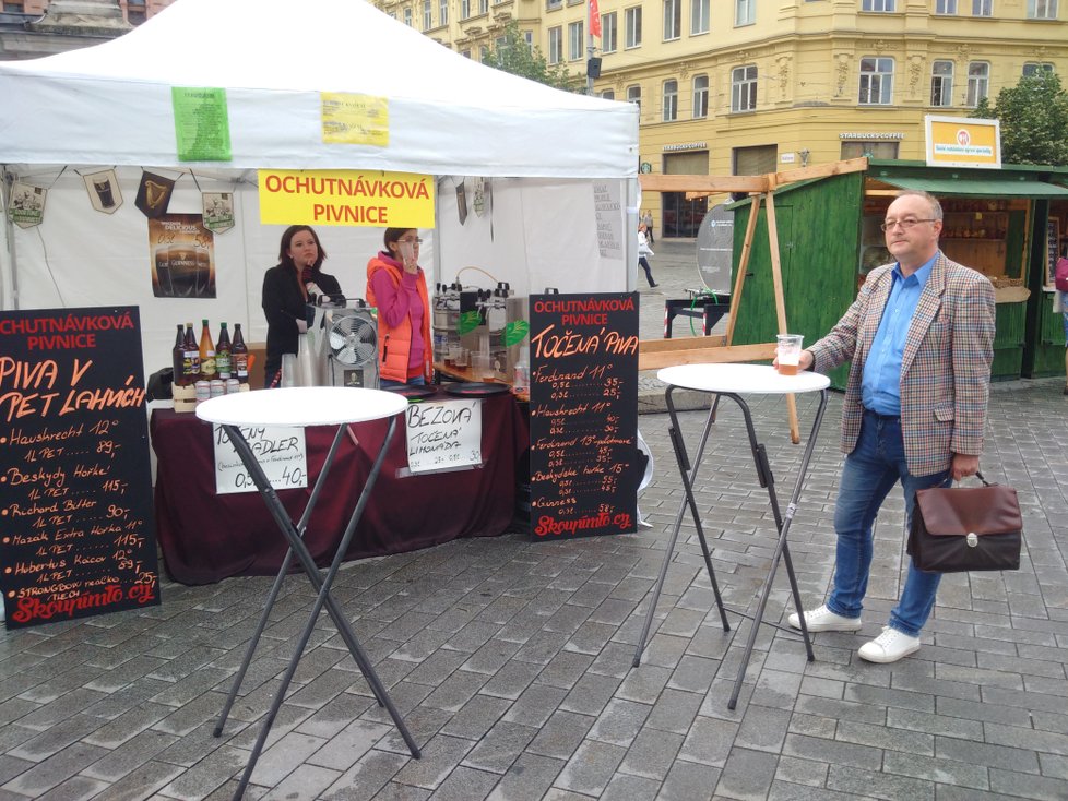 Zatímco jídlo lze koupit pouze za žetony, nápoje se platí normálně penězi.