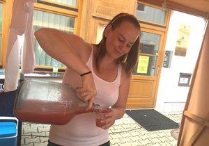 Rajčák vyrobilo vinařství Kurka a vzniklo ho na zkoušku jen necelých 10 litrů.