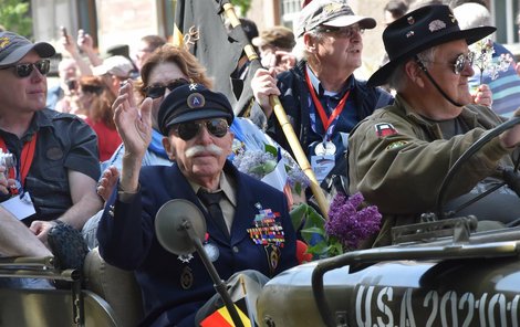 Louis Gihoul (†98) v koloně historické vojenské techniky Convoy of Liberty. Oslavy osvobození Plzně si vždy velmi užíval. 