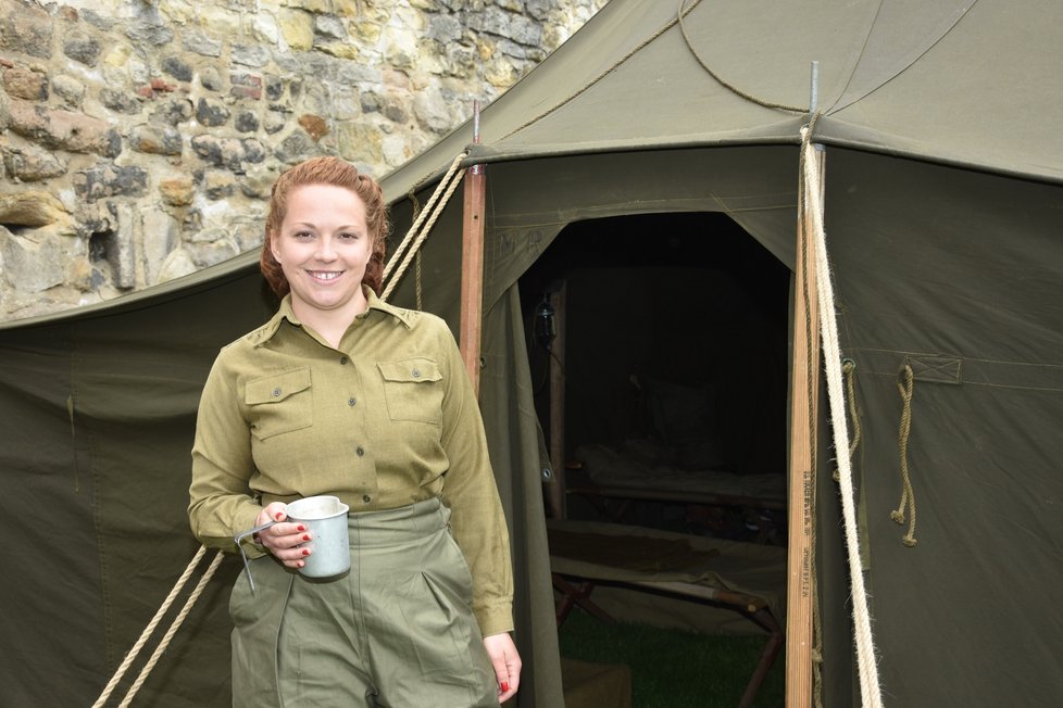 Barbora Kulhavá ze spolku  Army Nurse Corps v kempu představujícím polní nemocnici při Slavnostech svobody v Plzni.