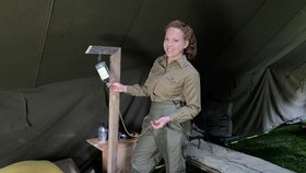 Barbora Kulhavá ze spolku  Army Nurse Corps v kempu představujícím polní nemocnici při Slavnostech svobody v Plzni.