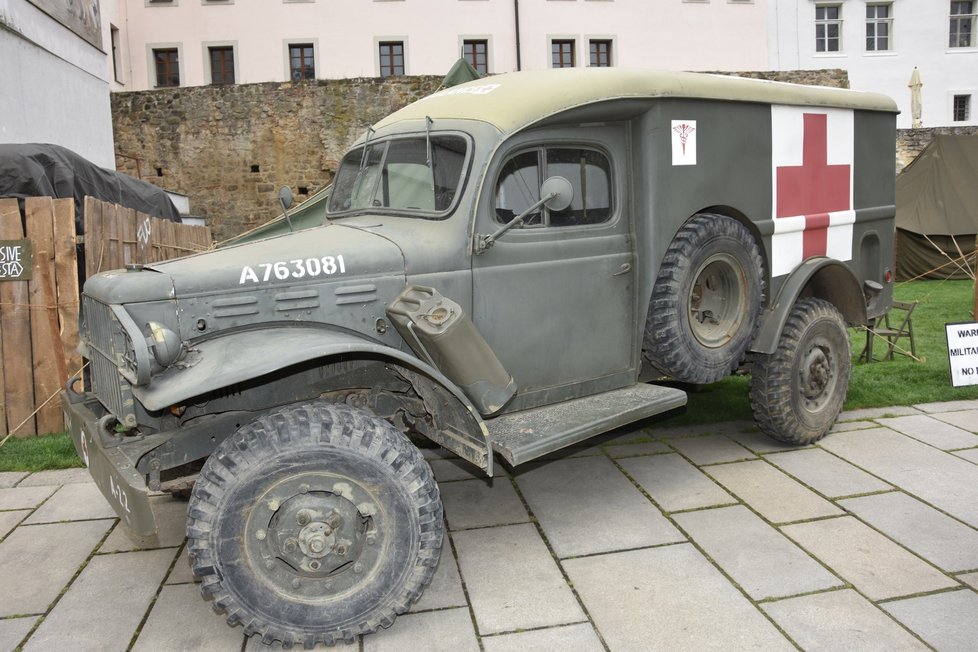 Dobová sanitka v americké polní nemocnici na Slavnostech svobody v Plzni.