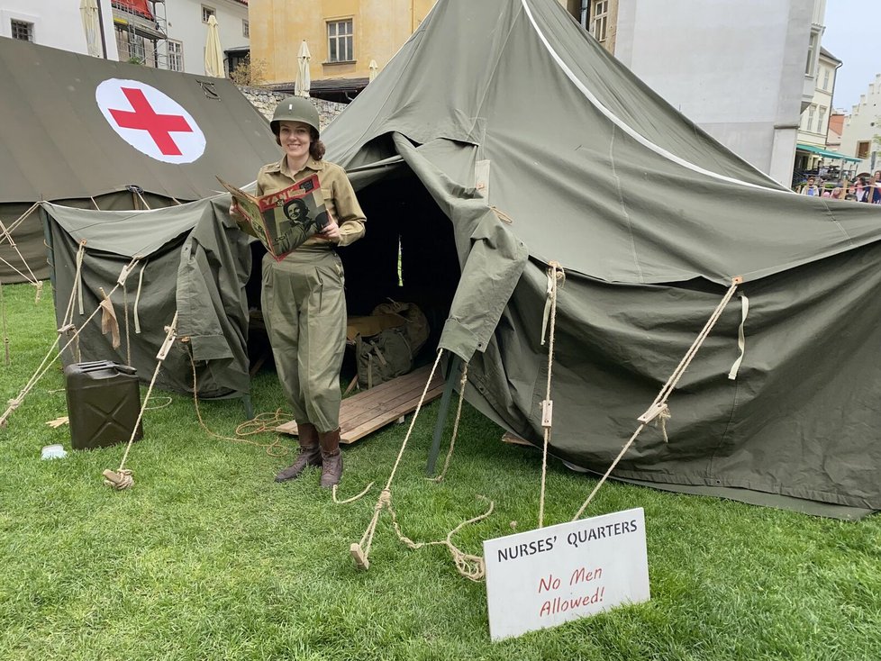 Emanuela Weiss ze spolku  Army Nurse Corps v kempu představujícím polní nemocnici při Slavnostech svobody v Plzni.