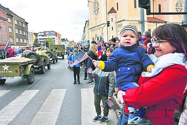 Pohled na historické vojenské krasavce si užili diváci všech generací.