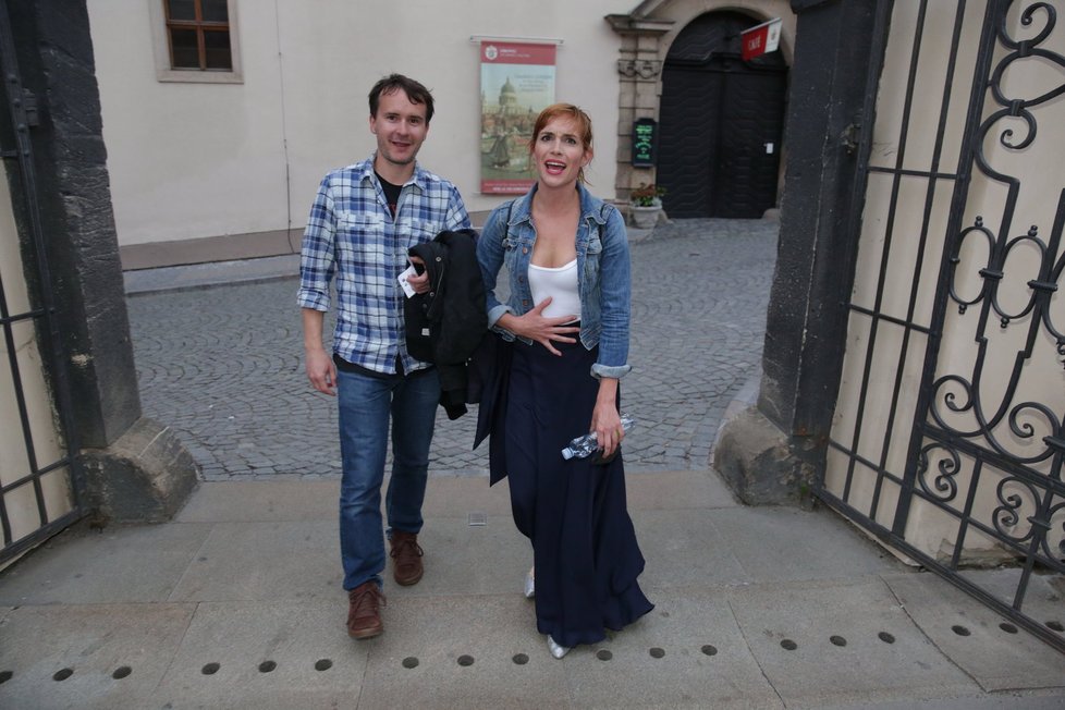 Hanka Vágnerová s přítelem nebyla moc ráda, že ji fotograf vyfotil, když uřícená přišla na Pražský hrad.