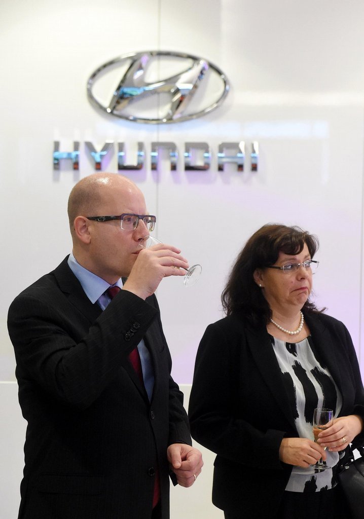 Slavnostní ceremoniál k zahájení výroby nového vozu Hyundai Tucson, 23. června v Nošovicích. Na snímku zleva jsou premiér Bohuslav Sobotka a ministryně práce a sociálních věcí Michaela Marksová.