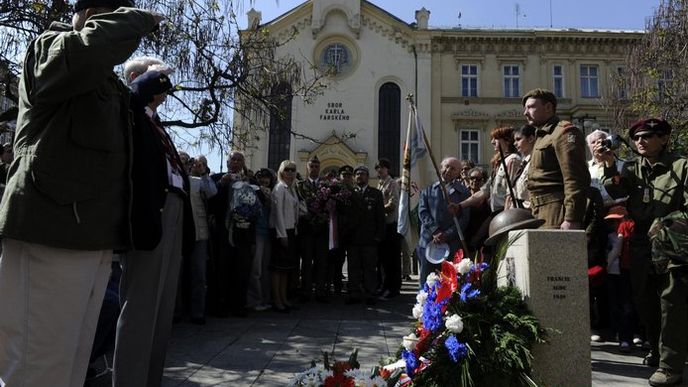 Slavnostní odhalení pomníku vojákům, kteří bojovali na západní frontě