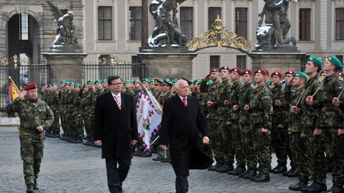 Slavnostní přísaha vojáků Armády České republiky se konala 28. října na Hradčanském náměstí v Praze. Akce se zúčastnil prezident republiky Václav Klaus (uprostřed vpravo) a ministr obrany Alexandr Vondra (uprostřed vlevo).