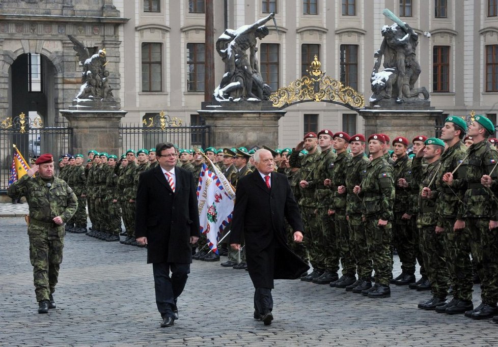 Slavnostní přísaha vojáků Armády České republiky se konala 28. října na Hradčanském náměstí v Praze. Akce se zúčastnil prezident republiky Václav Klaus (uprostřed vpravo) a ministr obrany Alexandr Vondra (uprostřed vlevo).