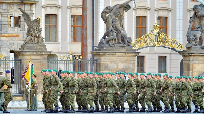 Slavnostní přísaha vojáků na Hradčanském náměstí
v Praze, zpravidla za přítomnosti hlavy státu, zanechává silný dojem. Povážlivě však řídnou řady těch, kteří by se jí v roli aktérů mohli a chtěli účastnit