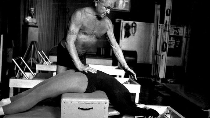 Slavný zakladatel cvičební metody, vynálezce a guru fitness Joseph Pilates (1883–1967) pocházel z Německa. V roce 1925 se přesunul do New Yorku, kde si na 8. avenue založil studio s cvičební metodou, které sám říkal kontrologie. Na snímku z roku 1961 instruuje klientku na jím sestrojeném cvičebním přístroji zvaném krátká bedna.