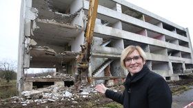 Ministryně Karla Šlechtová při demolici na sídlišti Chanov