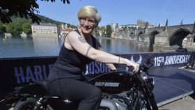 Ministryně Karla Šlechtová na tiskové konferenci společnosti Harley-Davidson