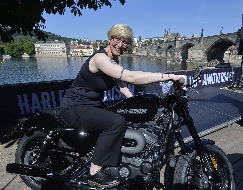 Ministryně pro místní rozvoj Karla Šlechtová na tiskové konferenci společnosti Harley-Davidson 20. června v Praze