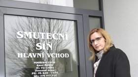 Ministryně pro místní rozvoj Karla Šlechtová před smuteční síní v Horažďovicích