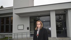 Ministryně pro místní rozvoj Karla Šlechtová před smuteční síní v Horažďovicích