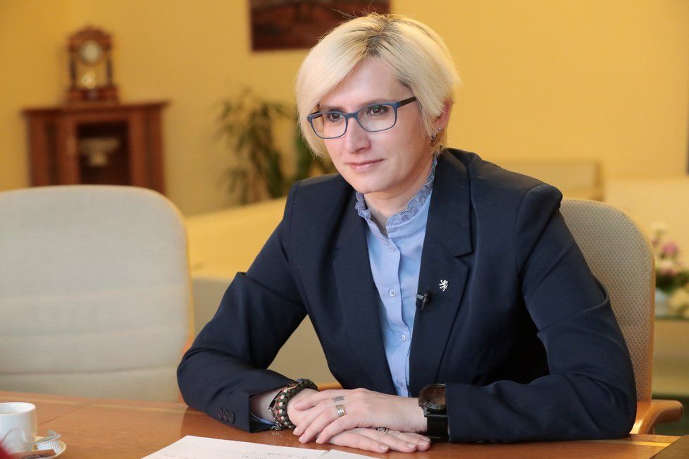 Ministryně obrany v demisi Karla Šlechtová (za ANO) využívala během zahraničních cest VIP služby za 300 tisíc. Nyní chce, aby všichni ministři vyčíslili své cesty.