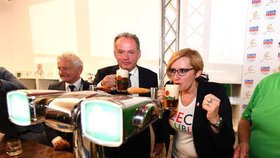 Karla Šlechtová na olympiádě pije pivo.