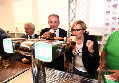 Karla Šlechtová na olympiádě pije pivo.