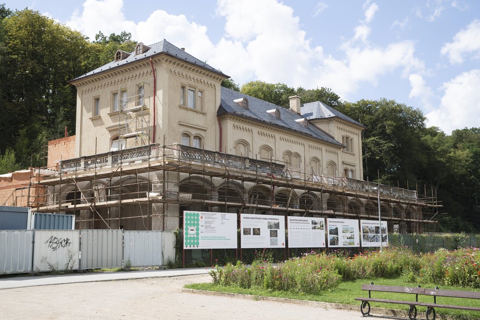 Šlechtova restaurace má otevřít příští rok na jaře, takhle to tam teď vypadá.