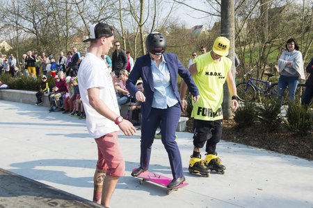 Karla Šlechtová se nebojí ani na skateboardu.