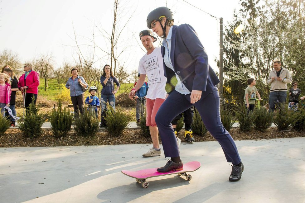 Karla Šlechtová se nebojí ani na skateboardu.