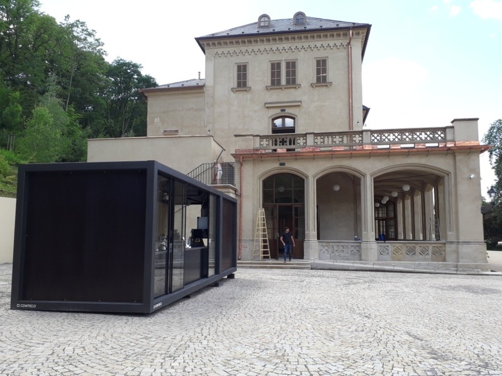 U Šlechtovy restaurace ve Stromovce se objevil stánek s občerstvením, mnoho místních to překvapilo. 