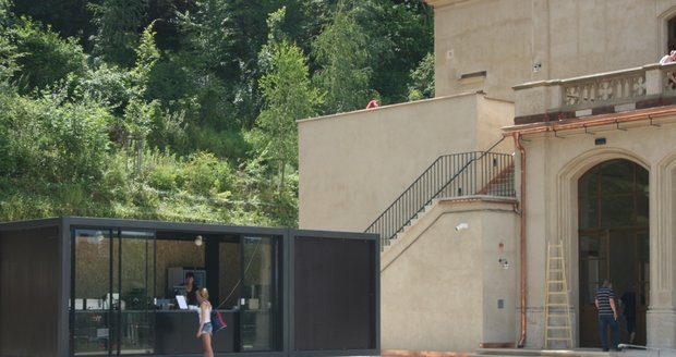 U budovy Šlechtovy restaurace ve Stromovce se objevil přenosný kontejner s občerstvení, což rozčílilo řadu místních.