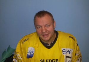 Sledge hokejista Tomáš Mlčák přišel o kompletní výstroj. Nemá teď ani v čem trénovat.