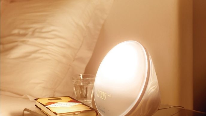 Philips Wake-up Light - ideální záležitost pokud nesnášíte hlasité budíky. Lidské tělo se nejlépe probouzí postupně, pokud podvědomně vnímá svítání. V dnešní době a konkrétně přes zimu ale nikdo nemá čas počkat až se slunce rozhodne. A stejně to není slunce příjemné. Světelný budík Philips začne určitou dobu před vaším kýženým časem probuzení postupně zářit a simuluje slunce.