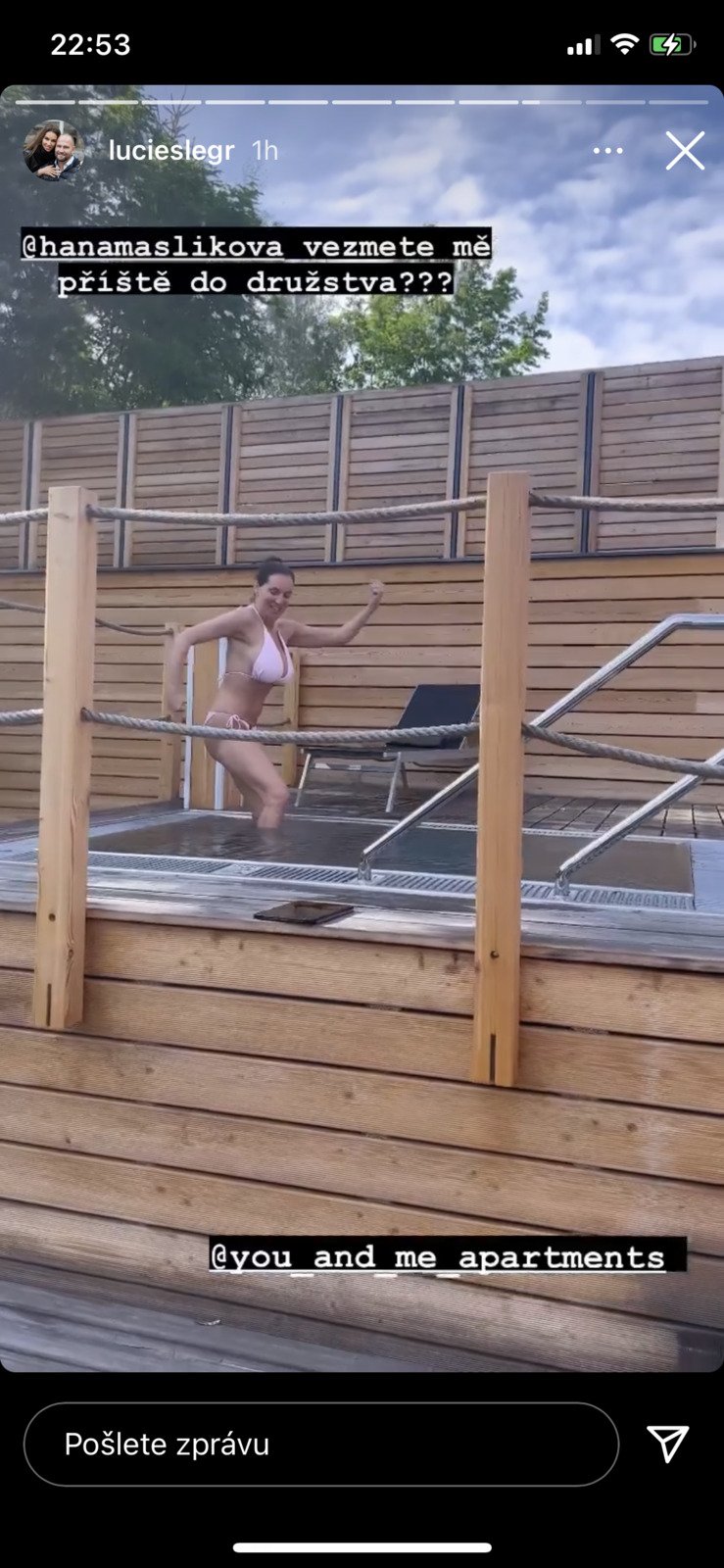 Lucie Šlégrová se pokouší o podobné pózy jako Hana Mašlíková na soutěži Bikini fitness.