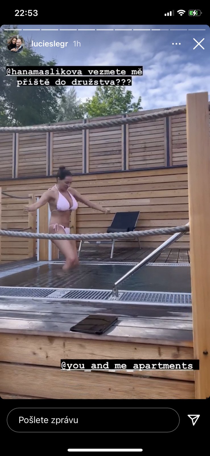 Lucie Šlégrová se pokouší o podobné pózy jako Hana Mašlíková na soutěži Bikini fitness.