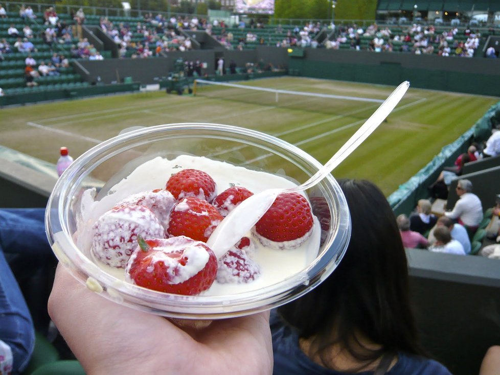 Jahody se šlehačkou jsou i symbolem Wimbledonu.