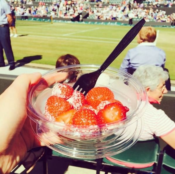 Jahody se šlehačkou jsou i symbolem Wimbledonu.