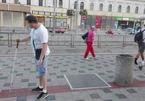 Zpackaná slepecká navigace na druhém nástupišti MHD před hlavním nádražím v Brně vede slepce přímo do košů, laviček či bilboardového přístřešku.