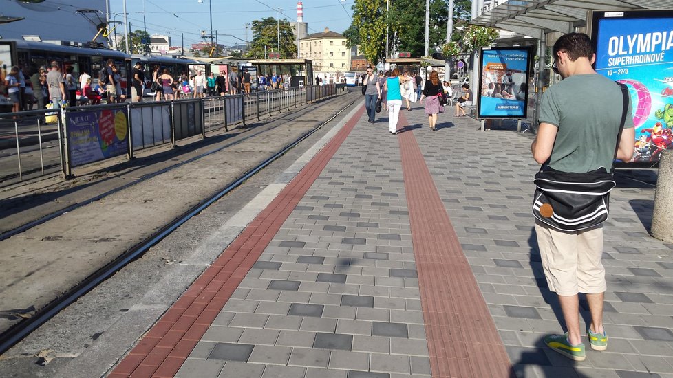 Zpackaná slepecká navigace na druhém nástupišti MHD před hlavním nádražím v Brně vede slepce přímo do košů, laviček či bilboardového přístřešku.