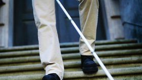 Hyenismus: Zloděj okradl nevidomého muže, který zakopl na schodech