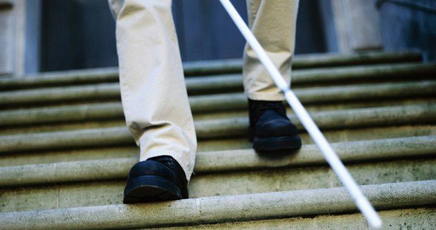 Hyenismus: Zloděj okradl nevidomého muže, který zakopl na schodech