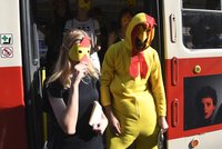 Pražské tramvaje v obležení slepičích masek: Aktivisté upozorňovali na život nosnic v klecových chovech
